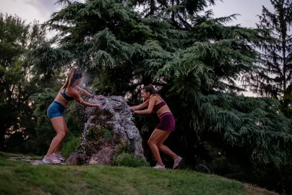 Активные Самки Крепкими Телами Брызги Смех Играют Водой Открытом Воздухе — стоковое фото
