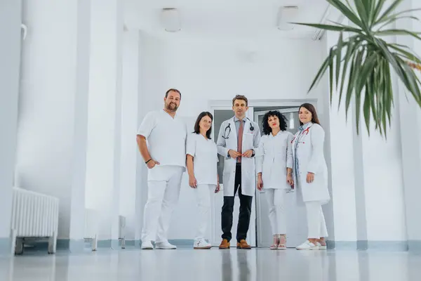 Eine Selbstbewusste Gruppe Von Ärzten Sowohl Männlich Als Auch Weiblich — Stockfoto