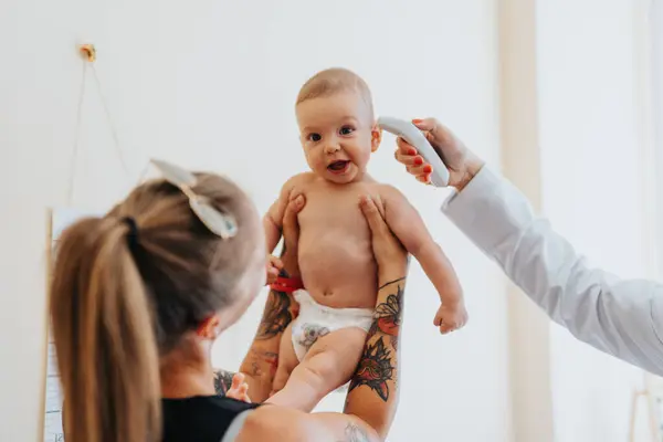 Médico Examina Bebé Lindo Consultorio Interior Familia Está Allí Para —  Fotos de Stock