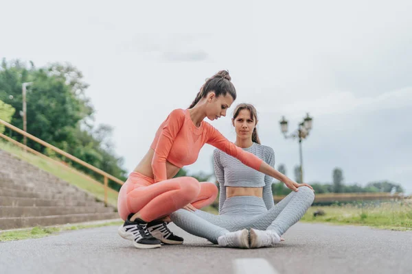 Atleten Een Stadspark Doen Aan Fitness Twee Fitte Vrouwen Demonstreren — Stockfoto