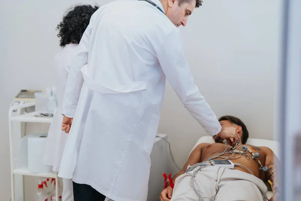 Deneyimli Kardiyolog Kalp Durumu Test Sonuçları Danışmanı — Stok fotoğraf