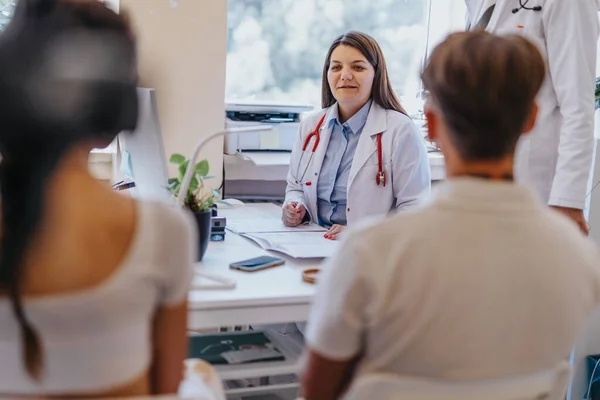 病院の部屋で患者の健康をチェックする経験豊富な医師 血糖値 聴覚検査など プロの医療と治療 — ストック写真