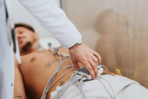 Doświadczony Kardiolog Analizuje Wyniki Diagnozuje Doradza Pacjentom Chorobami Serca — Zdjęcie stockowe