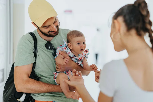 Padres Divirtiéndose Con Bebé Mientras Esperan Revisiones Médicas Hospital —  Fotos de Stock