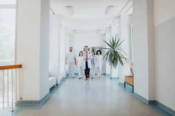 Feliz Grupo Médicos Especialistas Pasillo Hospitalario Caminando Con Confianza Posando —  Fotos de Stock