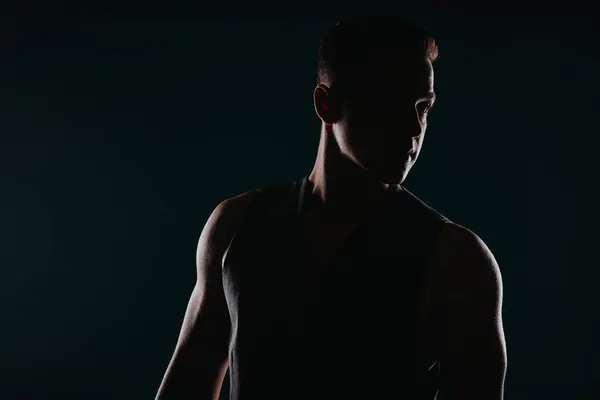 Uomo Muscolare Vetrina Trasformazione Fitness Potente Corpo Sfondo Nero — Foto Stock