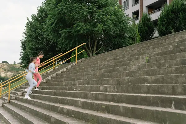 Aktive Weibchen Treiben Sport Freien Trainieren Ihren Körper Und Genießen — Stockfoto