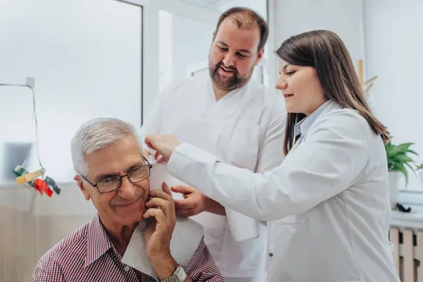 有经验的医生在临床环境中进行彻底的健康检查 检查视力 听力和喉咙 为所有年龄的病人提供专业护理 — 图库照片