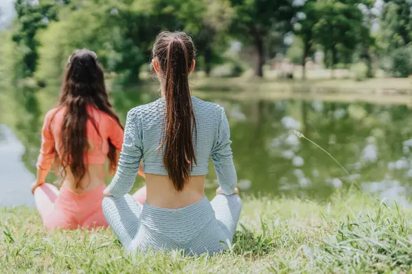 Twee Jonge Mooie Meisjes Mediteren Het Park Zen Concept — Stockfoto