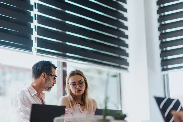 Líderes Sênior Negócios Colaboram Escritório Moderno Utilizando Estratégias Marketing Digital — Fotografia de Stock