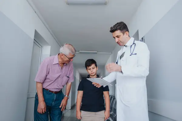 Γιατροί Και Επαγγελματίες Υγείας Συμβουλεύουν Παιδί Τον Παππού Του Διάγνωση — Φωτογραφία Αρχείου