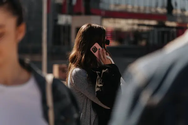 Zbliżenie Brunetka Dziewczyna Mówi Przez Telefon Stojąc Centrum Miasta — Zdjęcie stockowe