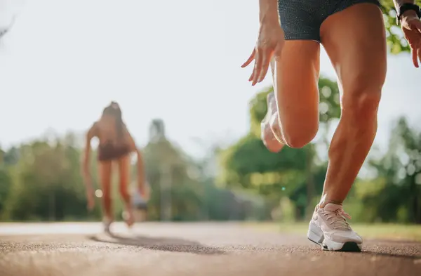 体形迷人的运动员在一个绿色的公园里慢跑 以他们健康的生活方式和训练的决心激励着人们 展示耐力和力量 — 图库照片
