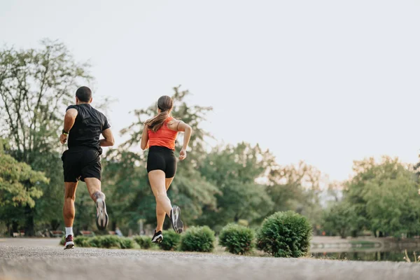 Спортивна Пара Біжить Парку Насолоджуючись Пізнім Вечором Під Час Тренування — стокове фото