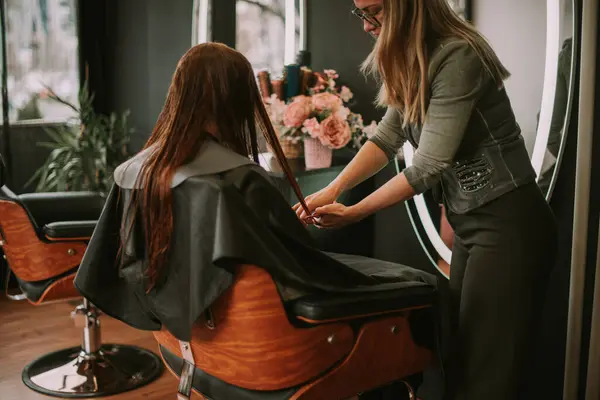 Blonde Hairstylist Cutting Her Clients Red Hair Hair Salon — Stock Photo, Image