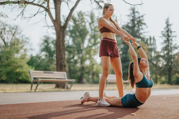 Dynamische Vrouwen Omhelzen Naturen Fitness Uitdaging — Stockfoto