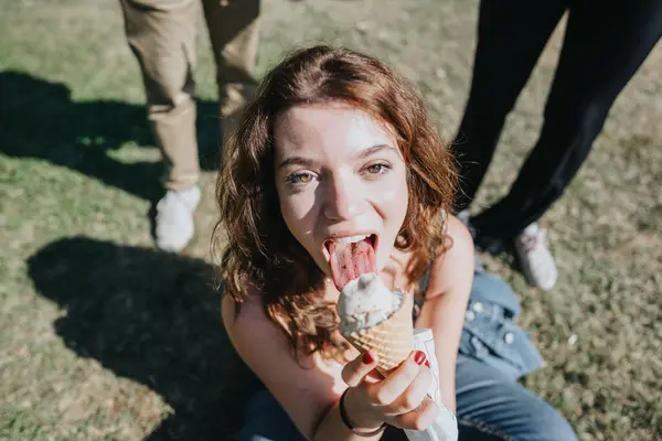 アイスクリームを食べながら 晴れた日に自然 ポジティブなエネルギー レジャー活動を楽しむハッピーな友達 — ストック写真