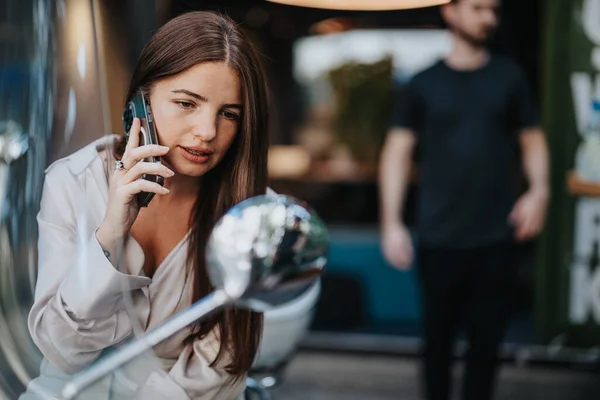 Empresária Atraente Discutindo Custos Projeto Telefonema Fora — Fotografia de Stock