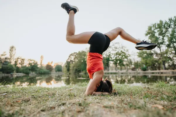 年轻健康的女人 头顶着胳膊站在公园里锻炼 — 图库照片