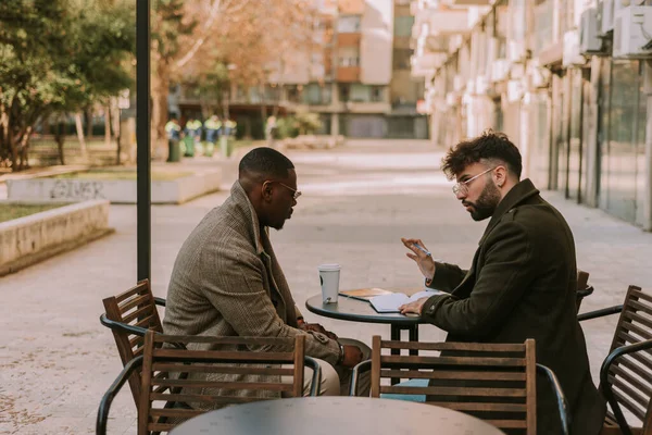 Beyaz Bir Erkek Siyah Bir Erkek Müşteriyle Konuşuyor Kahve Barında — Stok fotoğraf