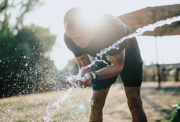 公園でアクティブな男 休憩を取る 水を飲むことによって爽快 — ストック写真