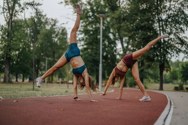 Energetische Prachtige Fit Girls Toon Flexibiliteit Kracht Outdoor Training — Stockfoto