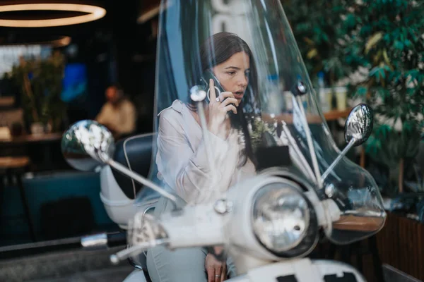 Aantrekkelijke Zakenvrouw Scooter Aan Telefoon Bespreken Van Werk Plannen Van — Stockfoto