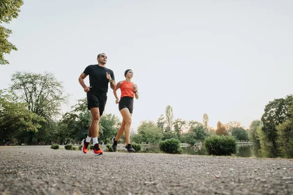 两个健康的慢跑者下午一起在公园里跑步 — 图库照片