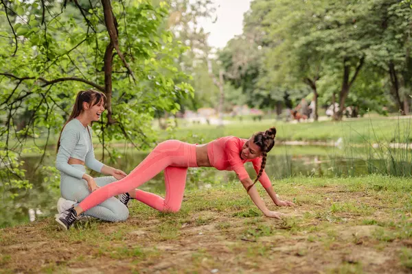 Активные Здоровые Девушки Растягиваются Тренируются Тренируются Открытом Воздухе Городском Парке — стоковое фото
