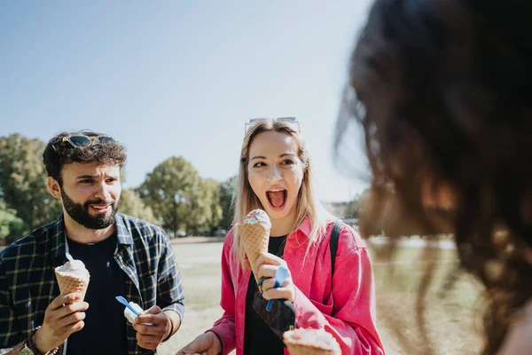 若い友人たちは 晴れた日に街の公園でアイスクリームを食べる 一緒に彼らの楽しい時間は気配りなくポジティブで 自然を楽しんで 屋外でうまく過ごしています — ストック写真