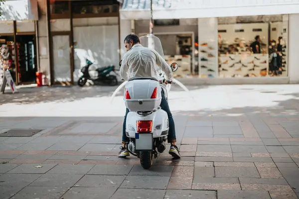 Yakışıklı Orta Yaşlı Bir Işadamı Şehre Motorsikletle Geliyor — Stok fotoğraf