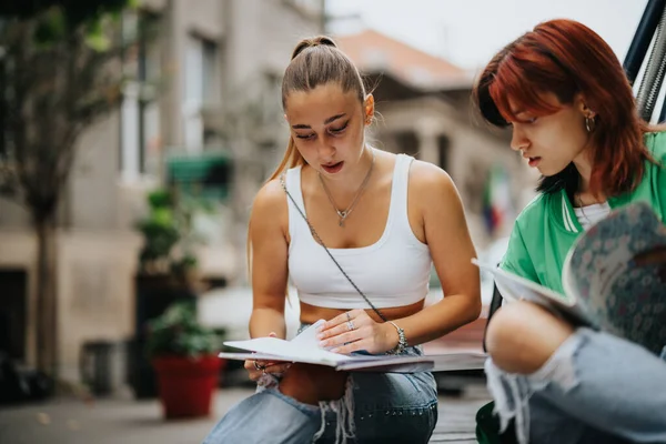 Två Lättklädda Gymnasietjejer Njuter Att Studera Tillsammans Utomhus Engagerade Lagarbete — Stockfoto
