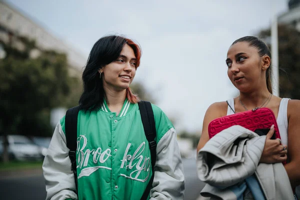 Stilvolle High School Mädchen Lernen Gemeinsam Freien Der Stadt Diskutieren — Stockfoto