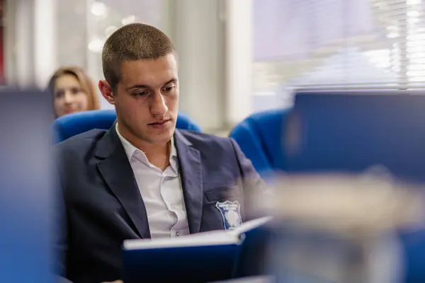 Estudiante Masculino Revisando Conferencias Antes Del Examen Aula —  Fotos de Stock