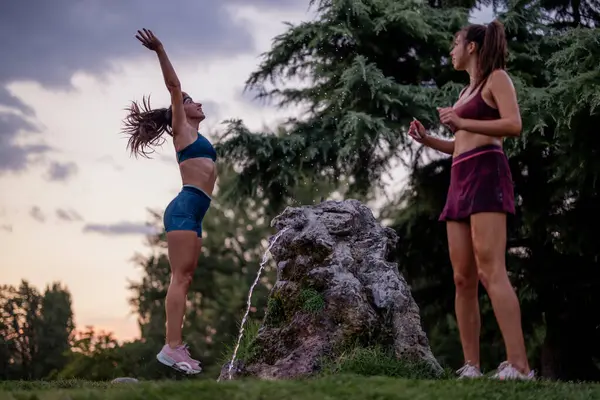 Mujeres Activas Disfrutando Momentos Divertidos Una Fuente Nocturna Parque Natural — Foto de Stock