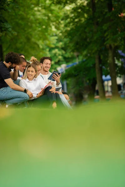 Genç Üniversite Lise Öğrencileri Kaldırımda Yan Yana Oturmuş Birbirleriyle Gülüyor — Stok fotoğraf