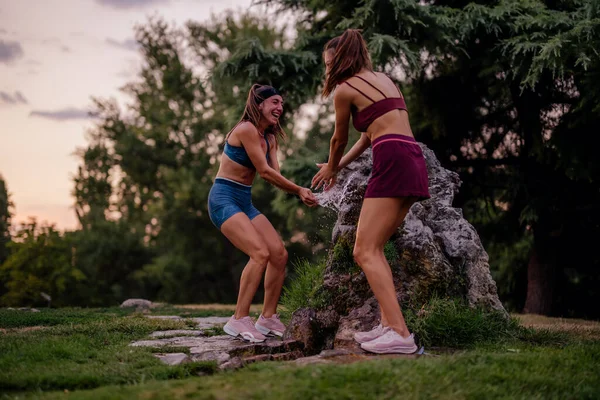 Подходящие Женщины После Тренировки Получают Удовольствие Брызг Водой Зеленом Парке — стоковое фото