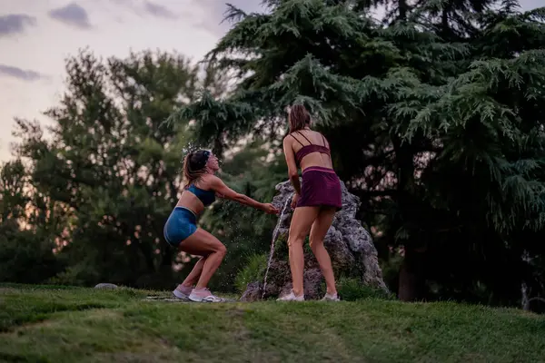 Mujeres Forma Musculosas Divirtiéndose Aire Libre Salpicando Agua Disfrutando Una — Foto de Stock