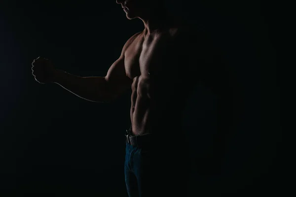 筋肉を柔らかくする彼の二頭葉を示す適合男性スポーツの人物のシルエットの写真 スポーツ ワークアウトモチベーションのコンセプト — ストック写真