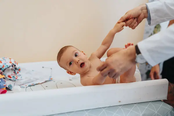 Huisarts Kinderarts Spelen Onderzoeken Van Kleine Baby Moderne Kliniek Kantoor — Stockfoto
