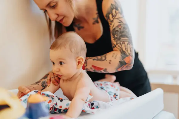 Joven Encantadora Madre Tatuada Cambiando Pañales Para Bebés —  Fotos de Stock