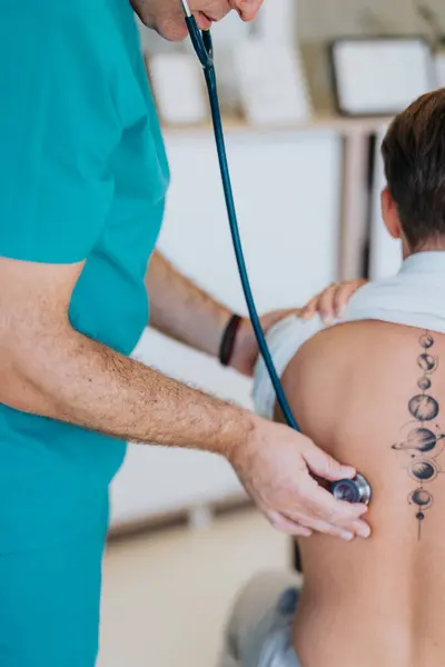 Esperto Medico Professionista Che Risultati Dei Test Con Giovane Paziente — Foto Stock