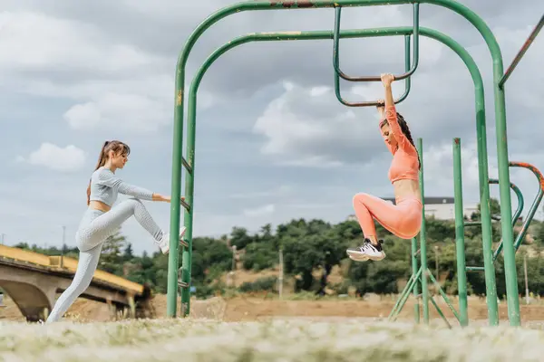 Eine Gruppe Selbstbewusster Fitter Junger Frauen Die Freien Einem Park — Stockfoto