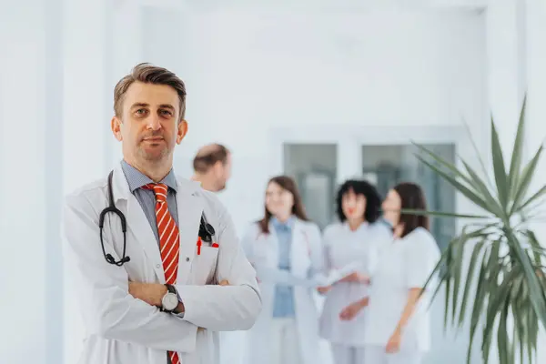 Erfahrener Arzt Einem Krankenhaus Der Laborkittel Trägt Selbstbewusst Posiert Mit — Stockfoto