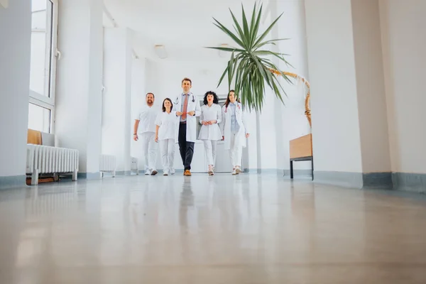 Grupo Seguro Médicos Con Experiencia Uniformes Médicos Trabajando Juntos Brindando — Foto de Stock