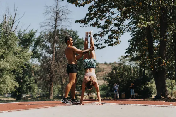Een Jong Atletisch Paar Oefent Handstanden Een Zonnig Park Omringd — Stockfoto