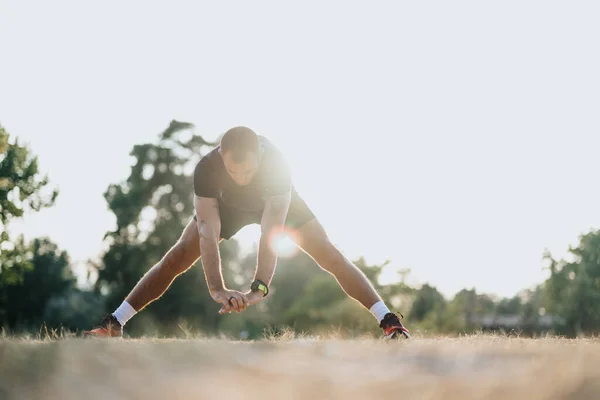 公園でアクティブな男性の運動 屋外トレーニングで動機づけられた運動体 — ストック写真