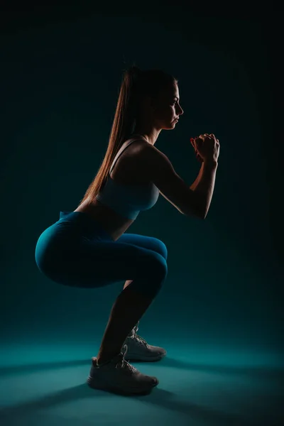 Una Donna Sicura Uno Studio Buio Allena Mostrando Suoi Muscoli — Foto Stock