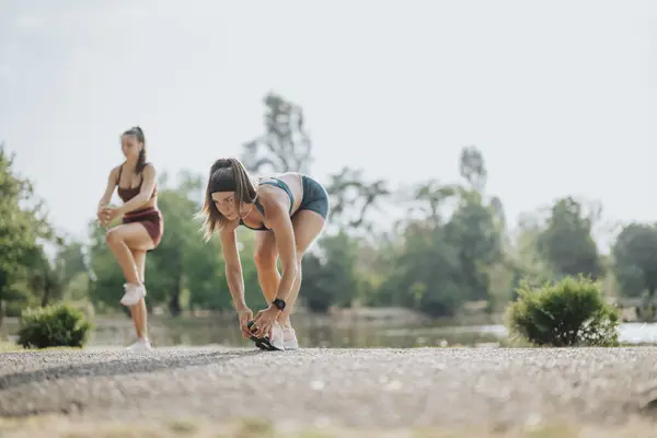 Fit Women Stretching Exercising Outdoors Green Park Atletische Vrienden Natuur — Stockfoto