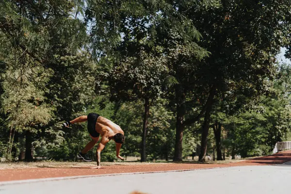 适合运动员在阳光充足的公园里做手推车 能激励你锻炼身体 锻炼身体 — 图库照片